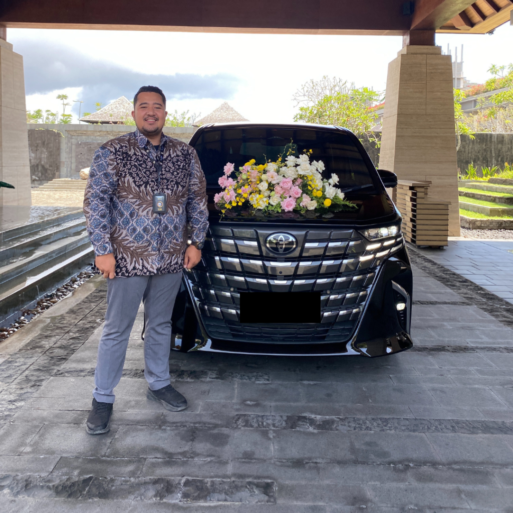 Luxury Toyota Alphard rental in Bali with professional driver.