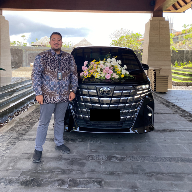 Luxury Toyota Alphard rental in Bali with professional driver.