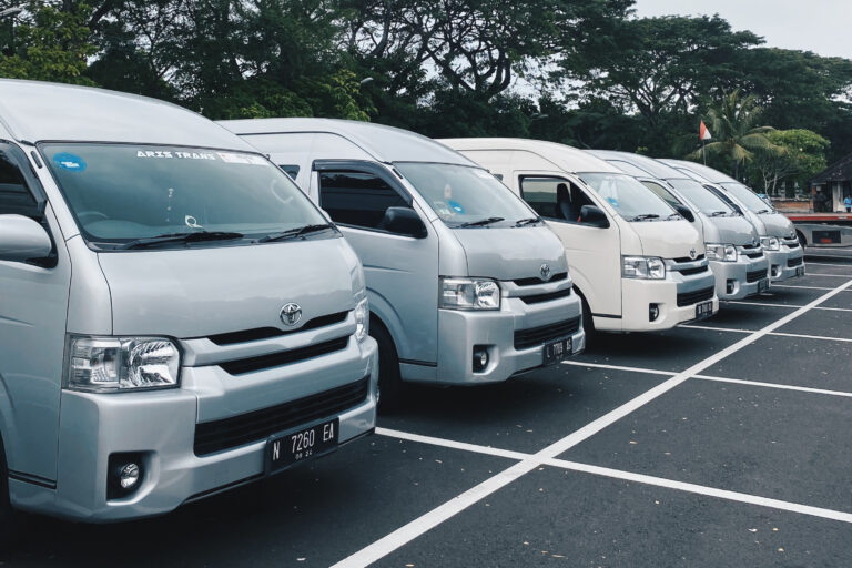 Sewa Mobil Besar di Bali untuk Liburan Keluarga & Grup Sewa Hiace di Bali murah