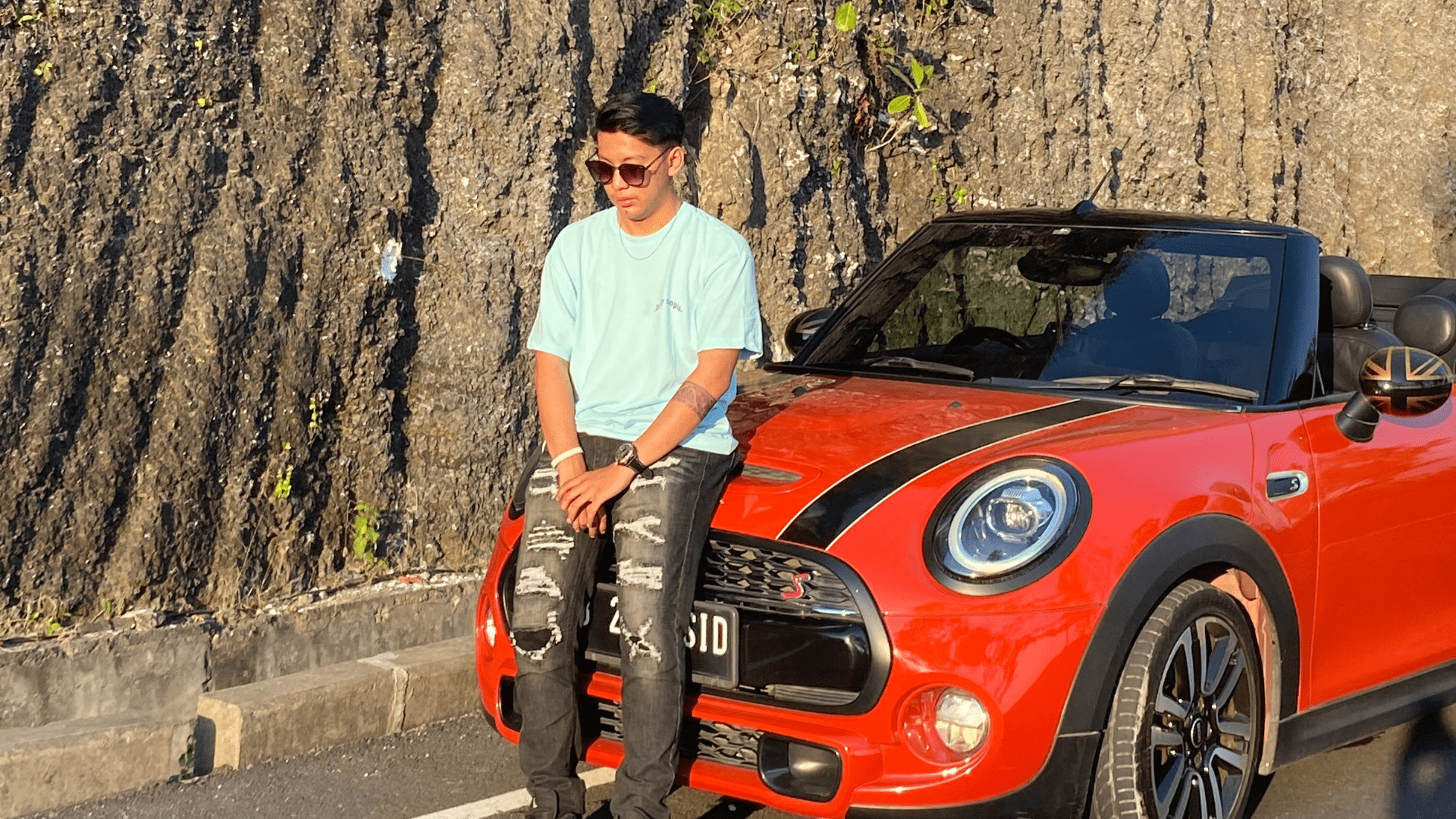 Mini Cooper Cabrio Sewa Mobil untuk Photoshoot di Pantai Bali